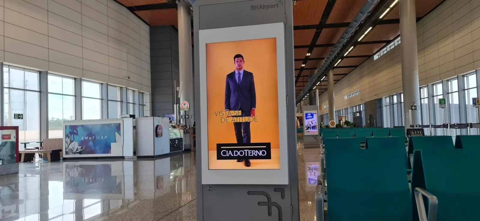 Digital totem at Confins Airport: 'Dress with attitude'